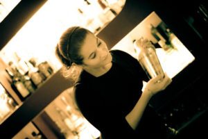 Die Bartenderin in der Bar Ona Mor in Köln