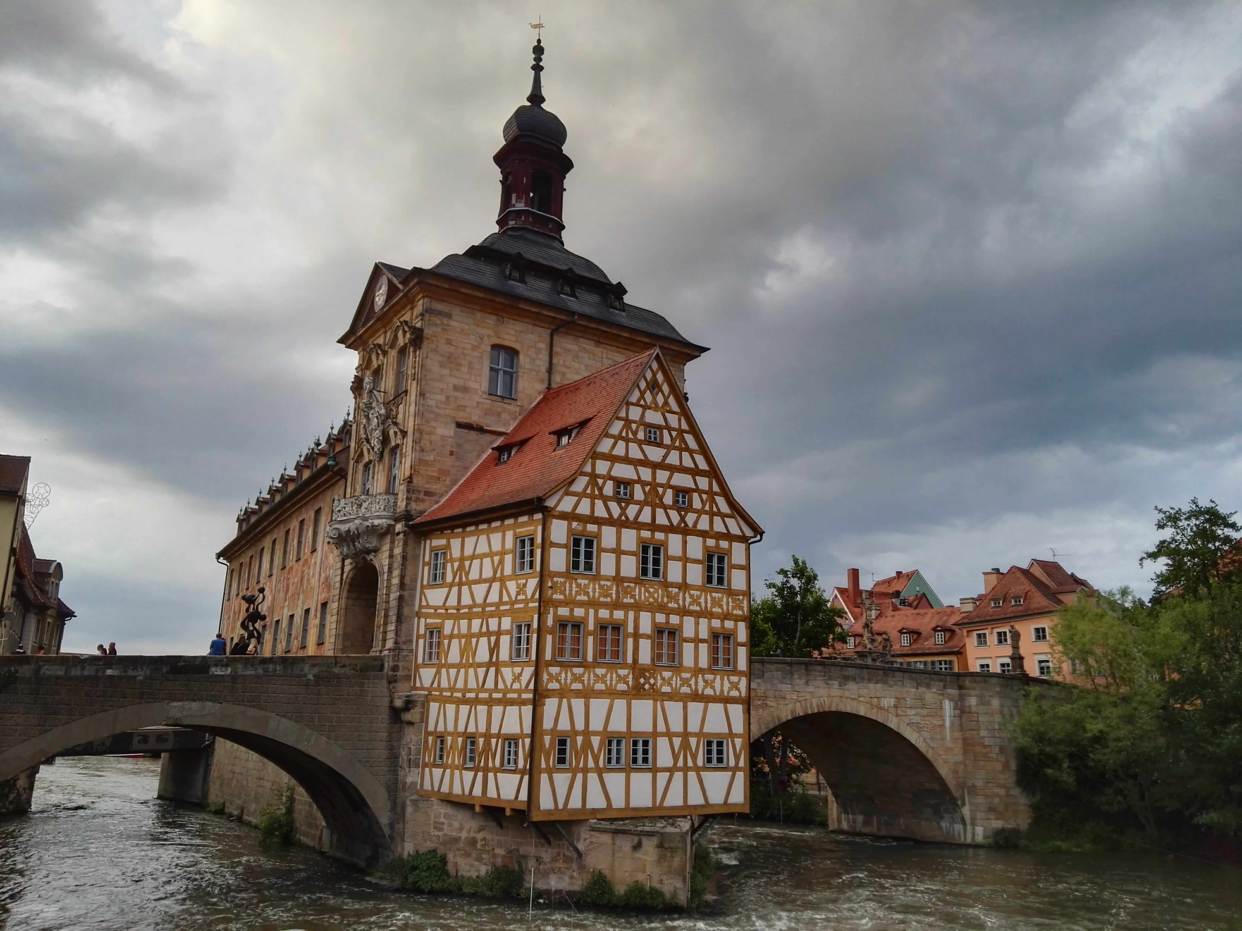 Das alte Rathaus auf der Oberen Brücke in Bamberg