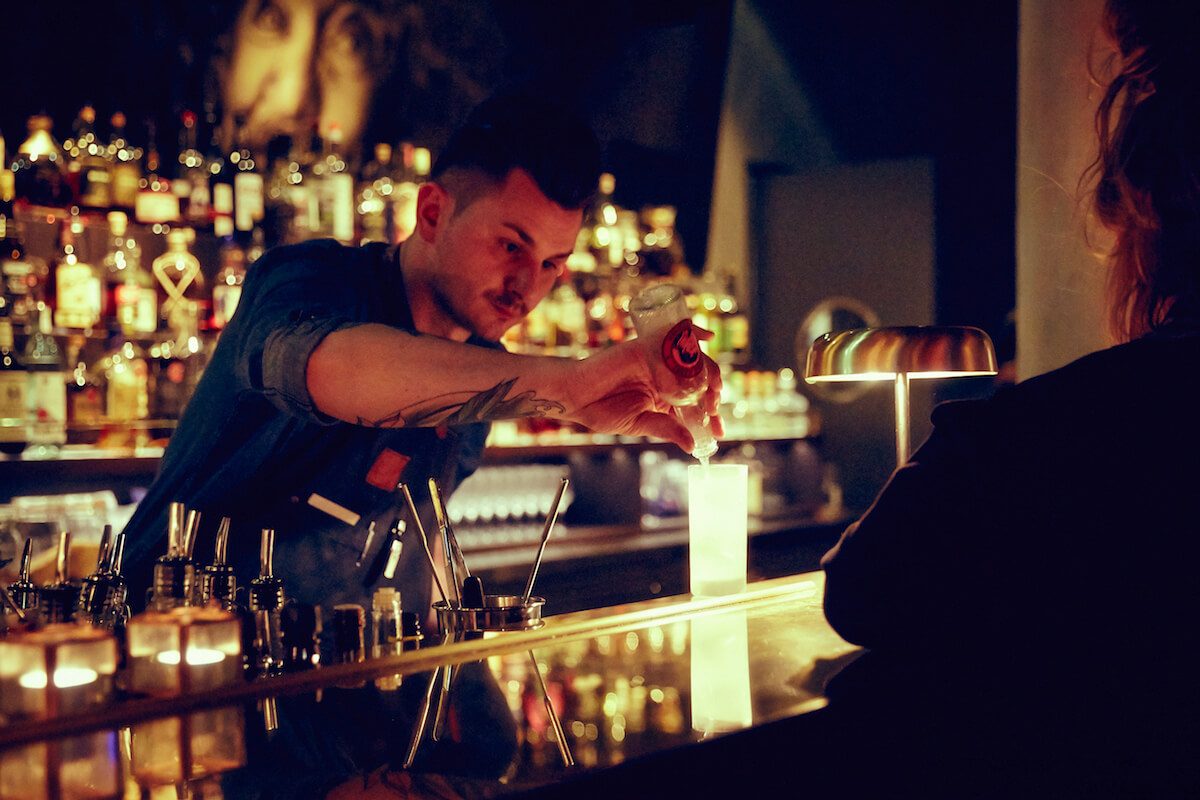Bartender hinter dem Tresen in der Boilerman Bar in Hamburg