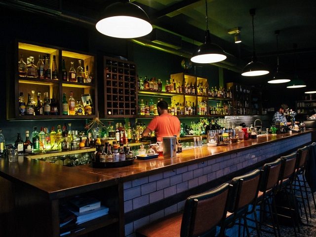 Der Bartresen in der Spiti Bar in Athen