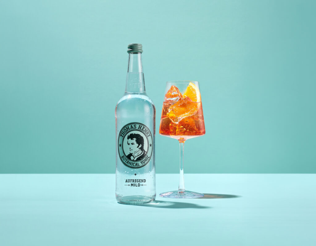 Thomas Henry Botanical Tonic mit 0,75l Glasflasche und Wermut Tonic Drink im Glas daneben