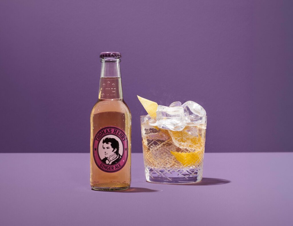 Thomas Henry Ginger Ale mit 0,2l Glasflasche und Horse's Neck Drink im Glas daneben