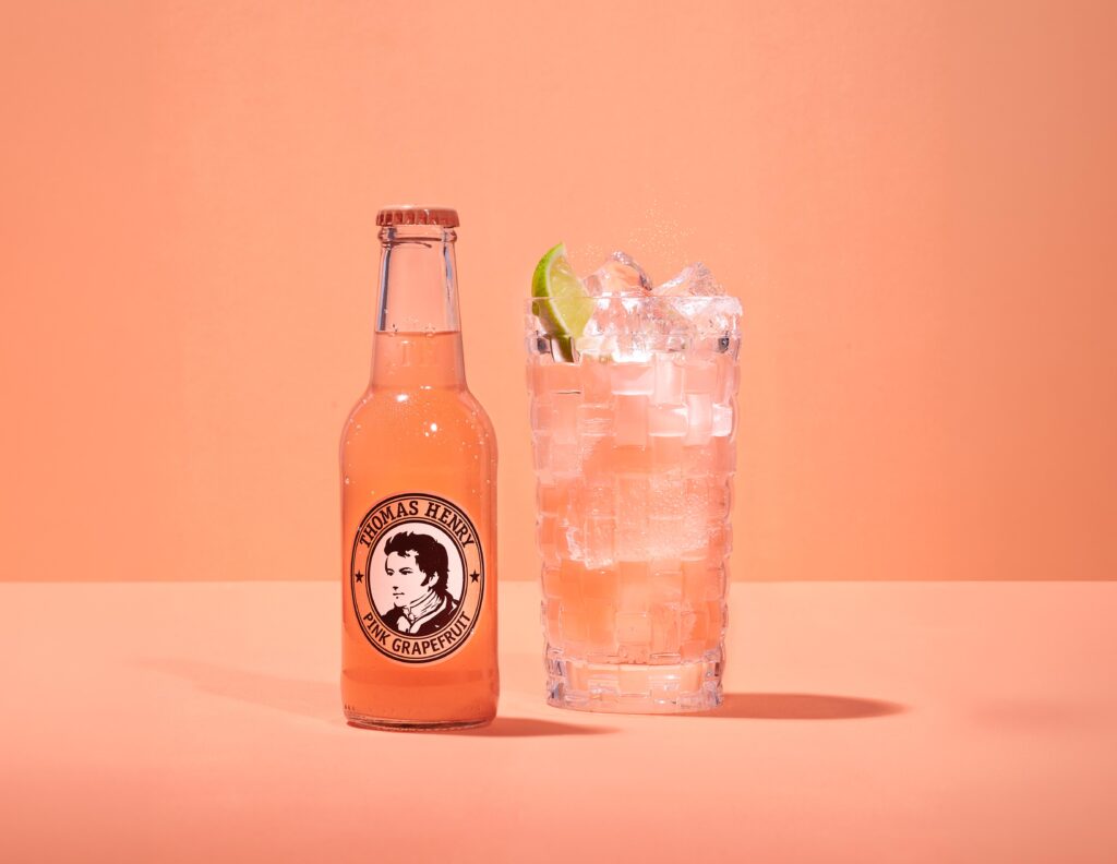 Thomas Henry Pink Grapefruit mit 0,2l Glasflasche und Pink Paloma im Glas daneben
