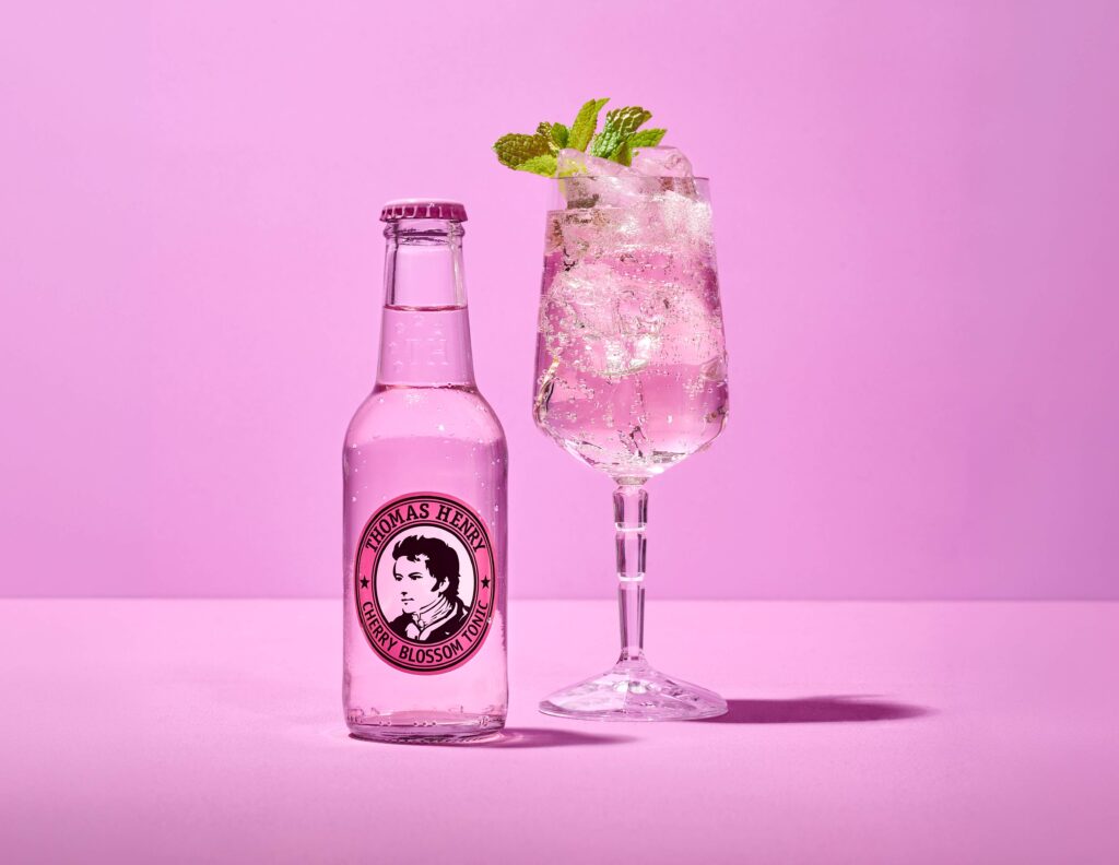 Thomas Henry Cherry Blossom Tonic mit 0,2l Glasflasche und Drink im Glas daneben