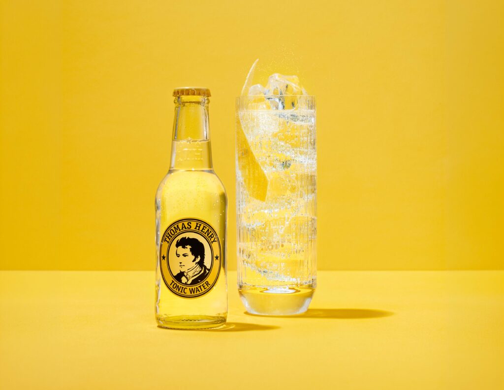 Thomas Henry Tonic Water mit 0,2l Glasflasche und Drink im Glas daneben