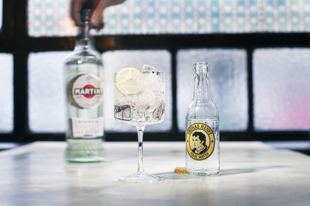 Martini Bianco & Tonic Drink im Glas mit Thomas Henry Tonic Water