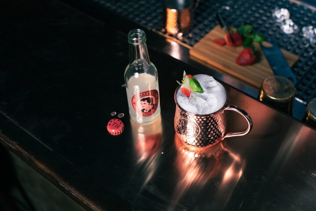 Amalfi Mule im Kupferbecher. Drinkbild mit Thomas Henry Spicy Ginger Beer