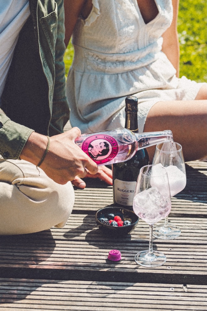 Berry Spritz im Weinglas. Drinkbild mit Thomas Henry Wild Berry