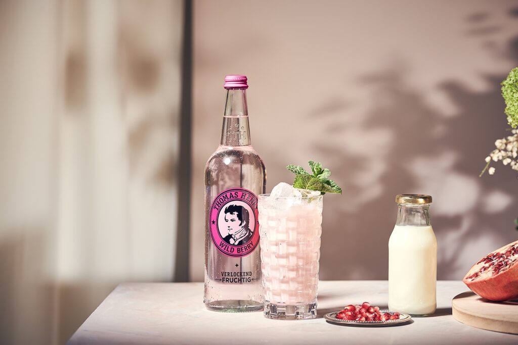 Berry White im Highballglas. Drinkbild mit Thomas Henry Wild Berry