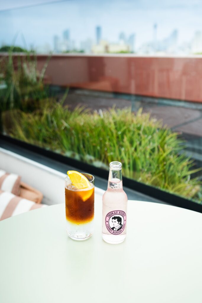 Cherry Espresso Tonic im Highballglas. Drinkbild mit Thomas Henry Cherry Blossom Tonic