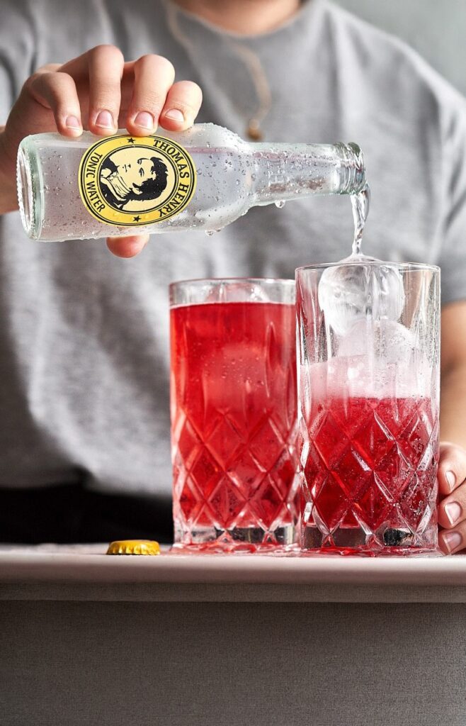 Gin & Tea im Highballglas. Drinkbild mit Thomas Henry Tonic Water