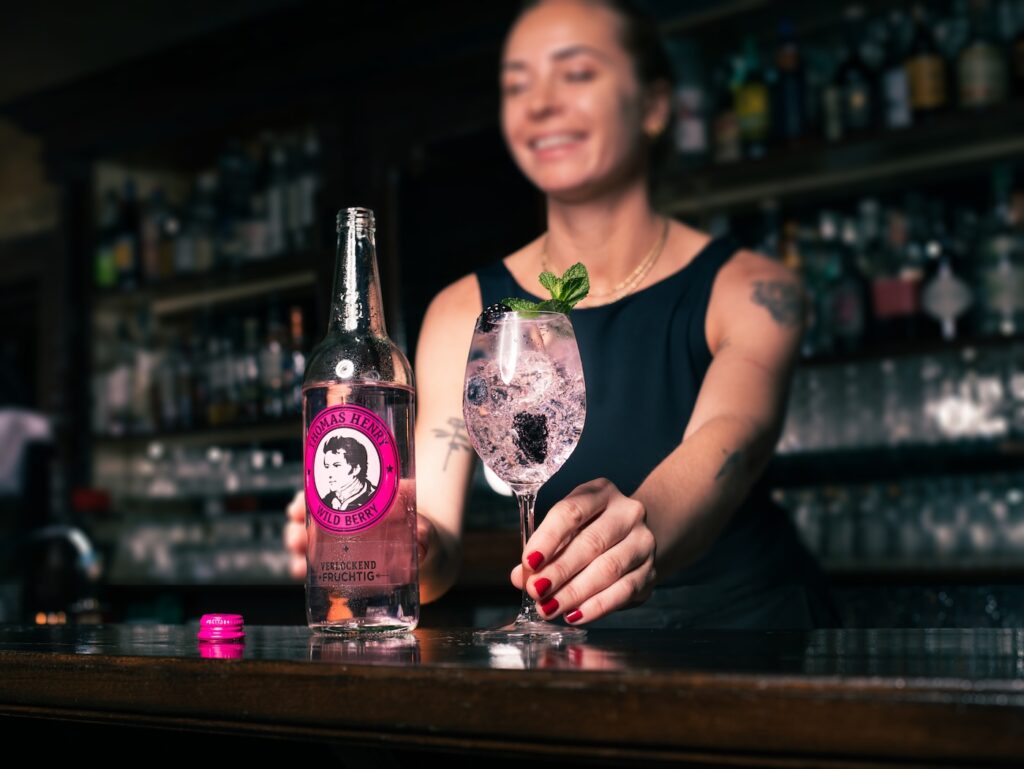 Gin Wild Berry im Weinglas. Drinkbild mit Thomas Henry Wild Berry