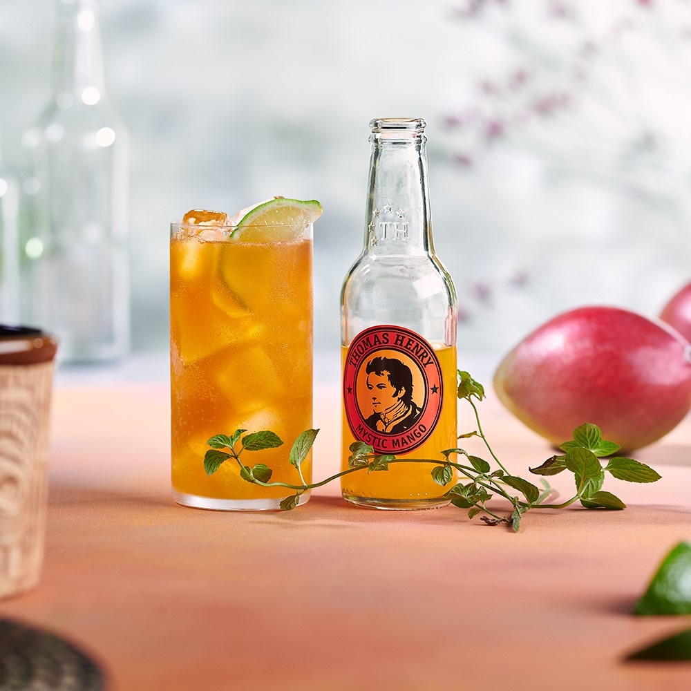 Herbal & Fruit Drink im Highballglas mit Thomas Henry Mystic Mango