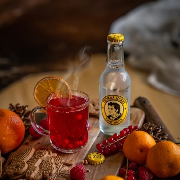 Dampfender Hot Gin & Tonic Drink im Teeglas. Drinkbild mit Thomas Henry Tonic Water