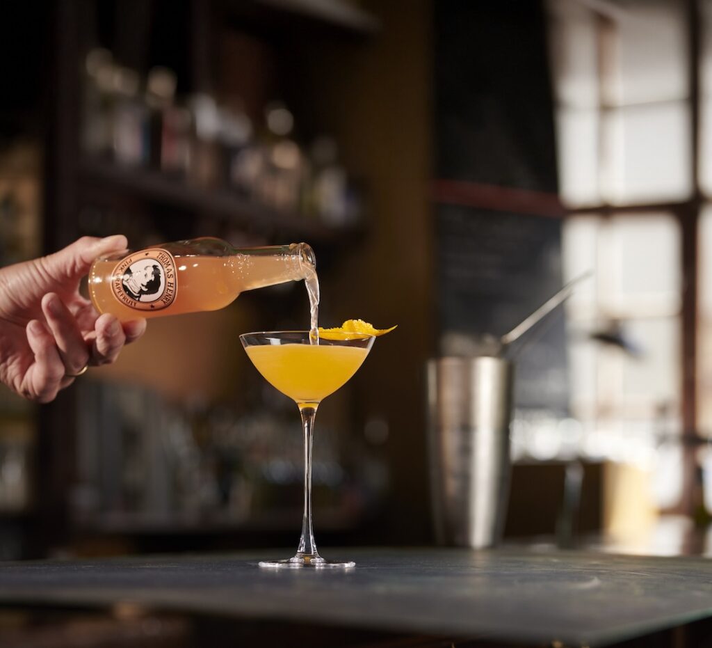 Lady Ka Drinkbild im Coupette Glas mit Thomas Henry Pink Grapefruit