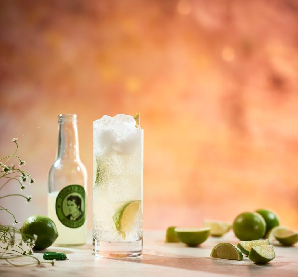Lemony Snicket im Highballglas. Drinkbild mit Thomas Henry Bitter Lemon