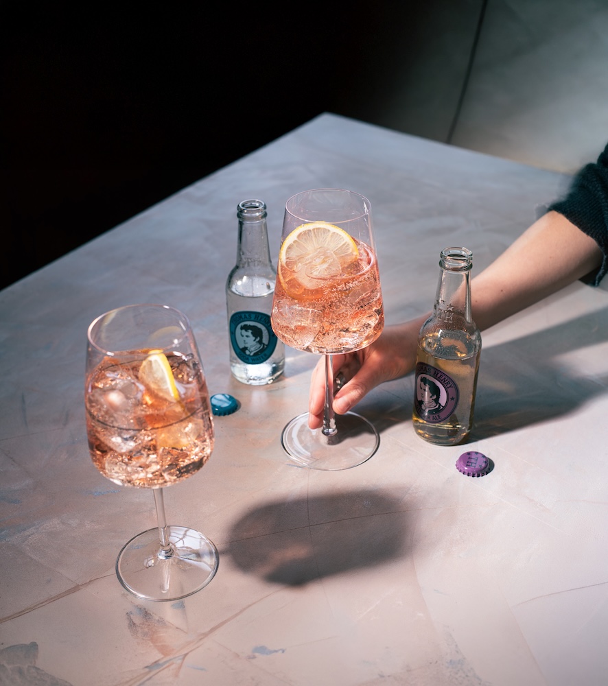 Lillet Rosé Chic im Weinglas mit Thomas Henry Soda Water und Thomas Henry Ginger Ale