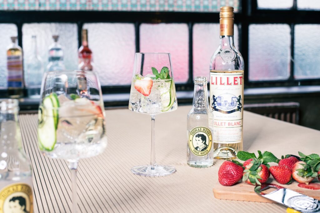 Lillet Tonic im Weinglas. Drinkbild mit Thomas Henry Tonic Water