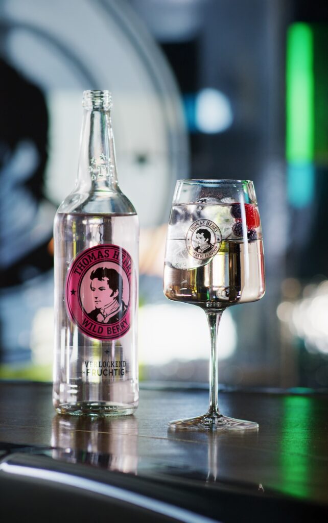 Lillet Wild Berry im Weinglas. Drinkbild mit Thomas Henry Wild Berry