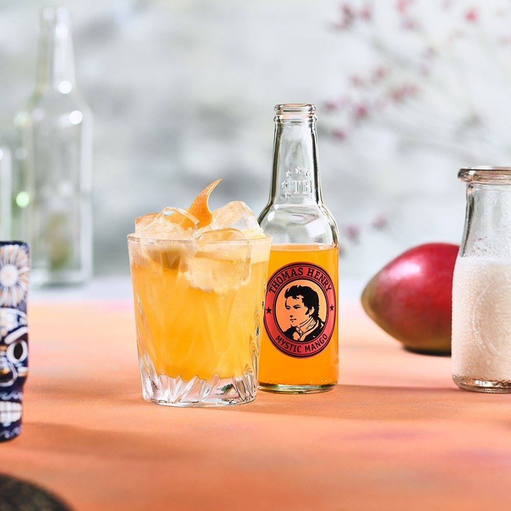 Mango Madness Drink im Tumbler. Rezeptbild mit Thomas Henry Mystic Mango