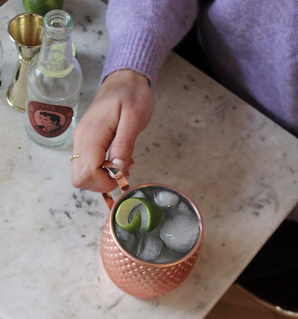Maple Mule Rezeptbild im Kupferbecher mit Thomas Henry Spicy Ginger Beer