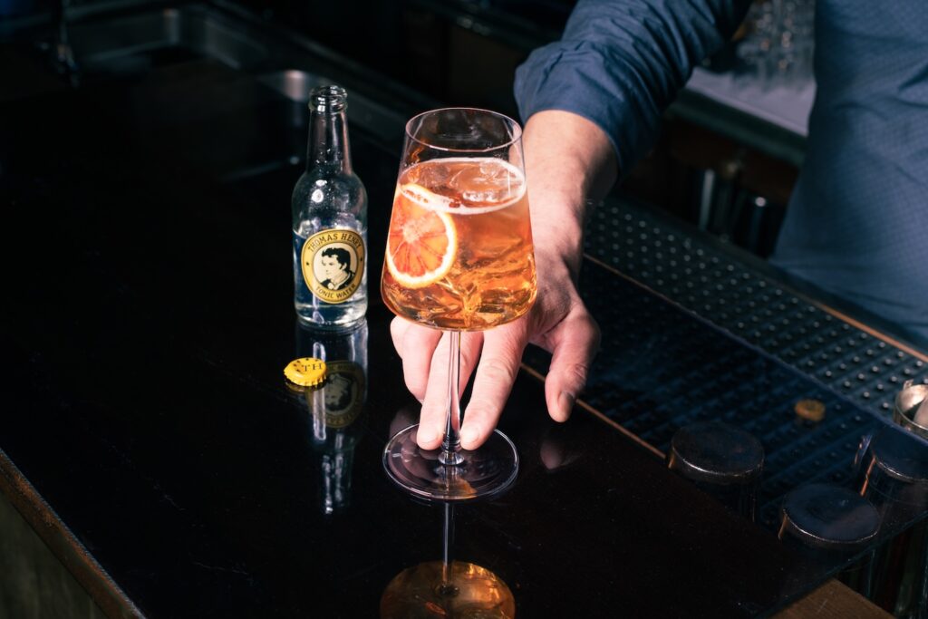 Maritini Fiero & Tonic im Weinglas. Drinkbild mit Thomas Henry Tonic Water