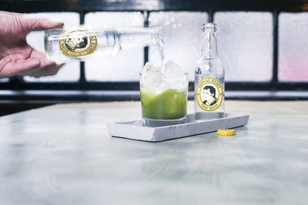 Matcha Tonic im Tumbler. Drinkbild mit Thomas Henry Tonic Water