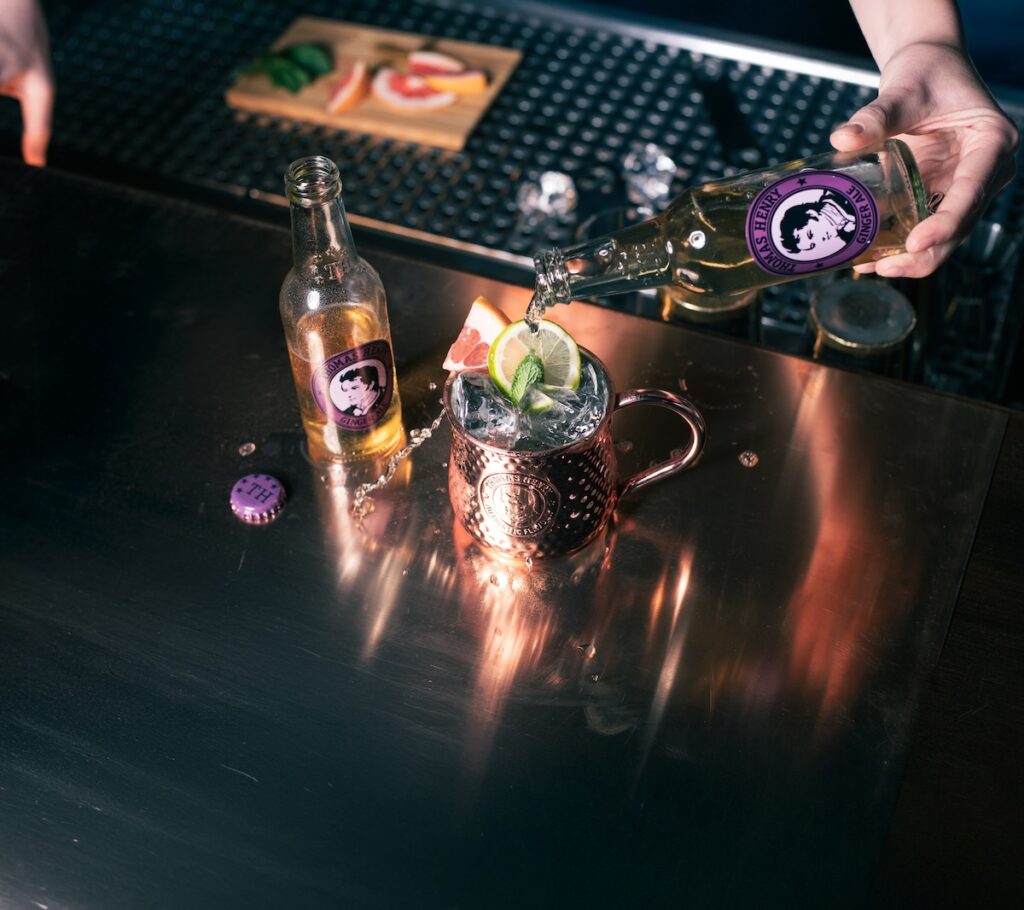 Mezcal Mule Drinkbild im Kupferbecher mit Thomas Henry Ginger Ale