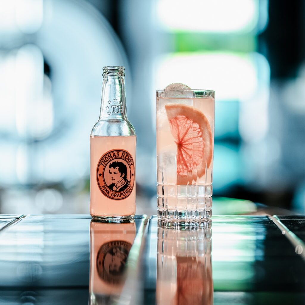 Pink & Gin Drink im Highballglas mit Thomas Henry Pink Grapefruit