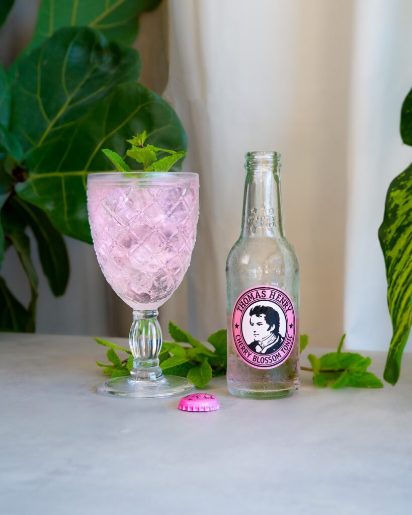 Pink Ink im Weinglas. Drinkbild mit Thomas Henry Cherry Blossom Tonic
