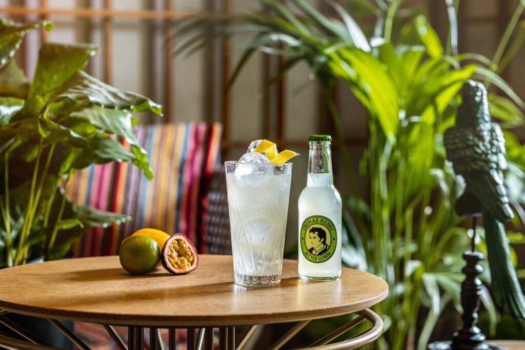 Rum Lemon im Highballglas. Drinkbild mit Thomas Henry Bitter Lemon