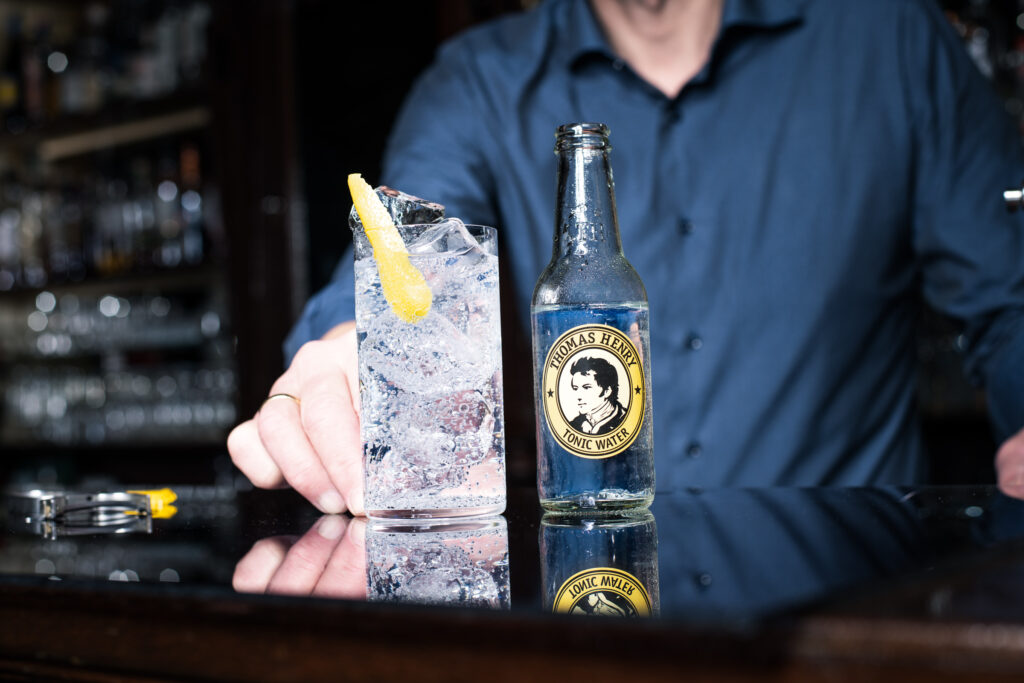 Thomas Henry Tonic Water und Gin Tonic wird auf Bartresen serviert