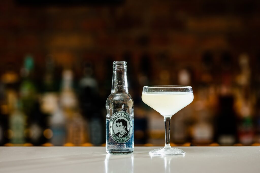 Tarragonia im Coupette Glas. Drinkbild mit Thomas Henry Botanical Tonic