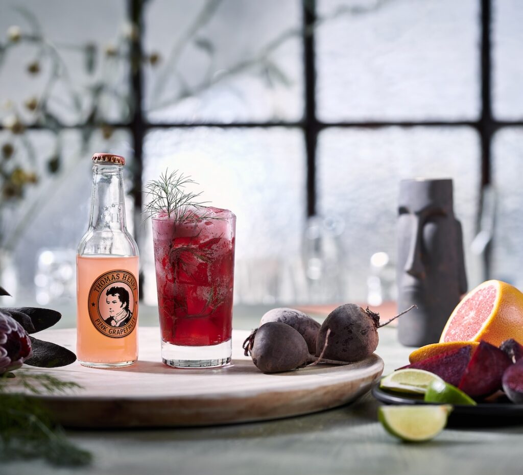 Tiki Garden Rezeptbild. Drink im Highballglas mit Dill Garnish und Thomas Henry Pink Grapefruit