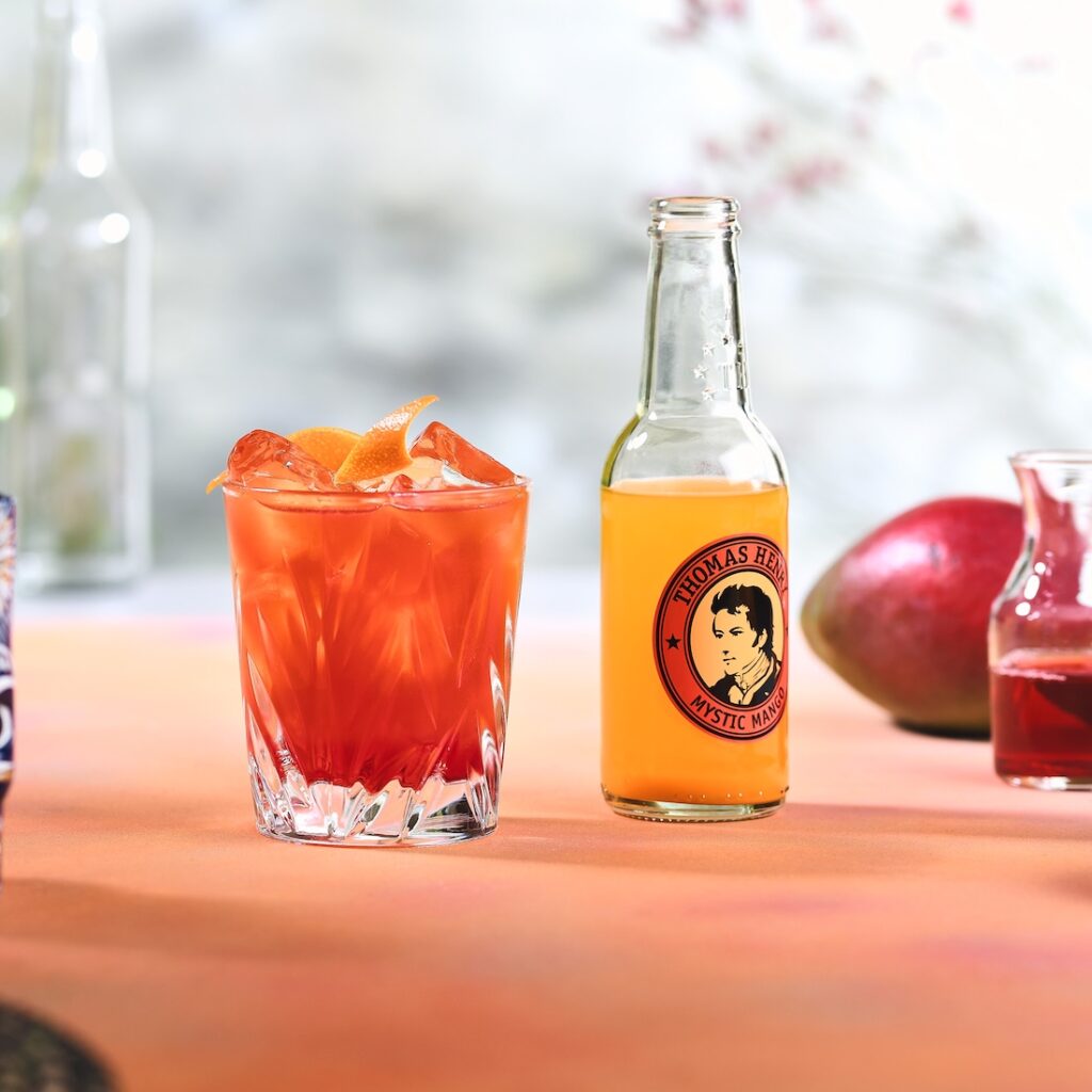 Tropical Breeze Drink im Tumbler. Rezeptbild mit Thomas Henry Mystic Mango
