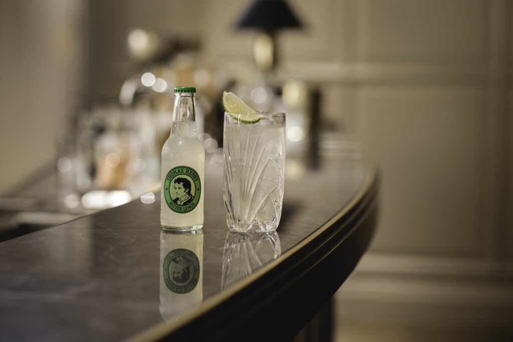 Vodka Lemon im Highballglas. Drinkbild mit Thomas Henry Bitter Lemon