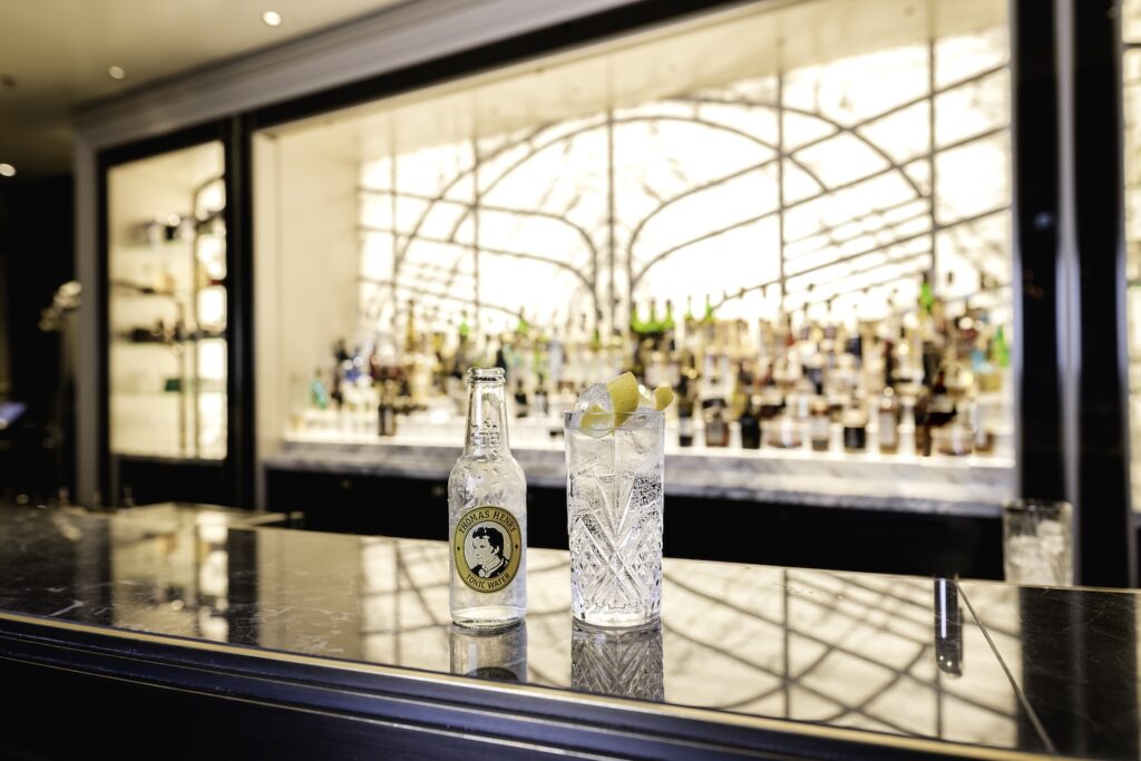 Vodka Tonic im Highballglas. Drinkbild mit Thomas Henry Tonic Water