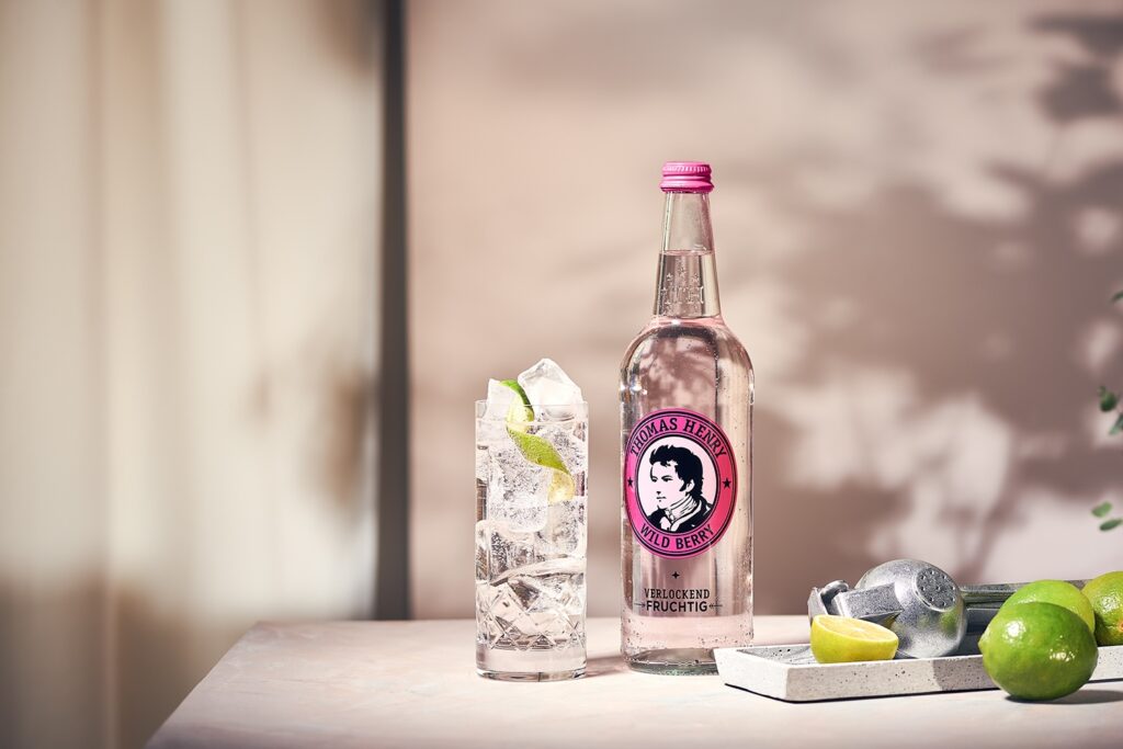 Vodka Wild Berry im Highballglas. Drinkbild mit Thomas Henry Wild Berry