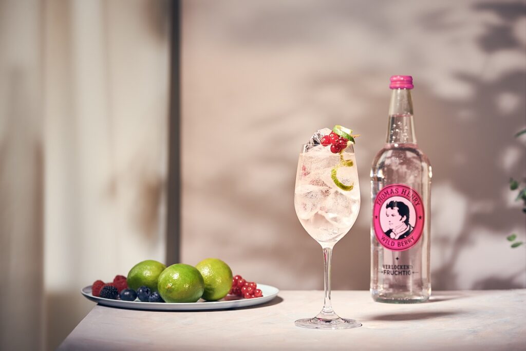 Wine Berry im Weinglas. Drinkbild mit Thomas Henry Wild Berry