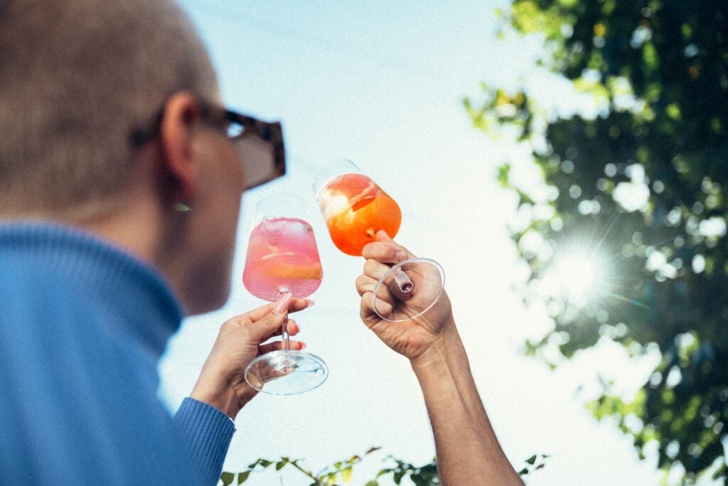 Thomas Henry Cheers mit Aperitif Drinks mit Aperol