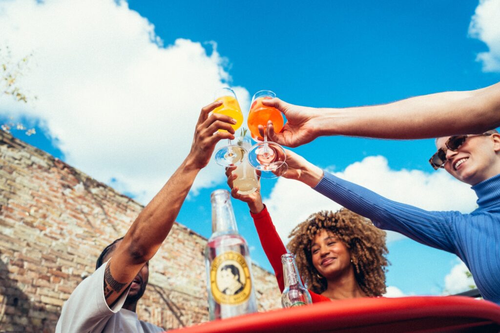 Sommer Cocktails Thomas Henry Moment mit Aperitif Anstoßen mit Freunden