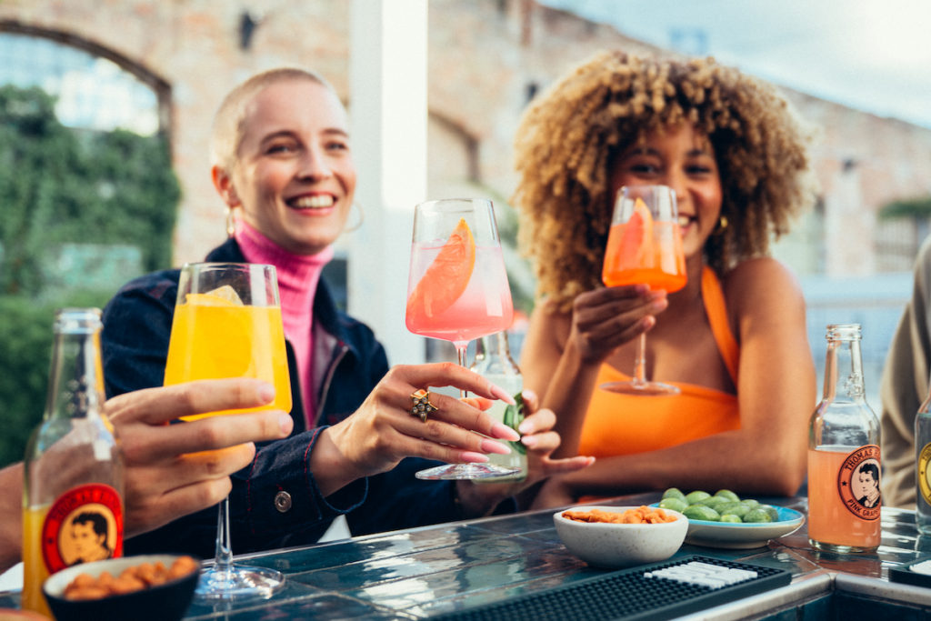 Alkoholfreier Aperitif Drink Thomas Henry Aperitivo Times zum Anstoßen