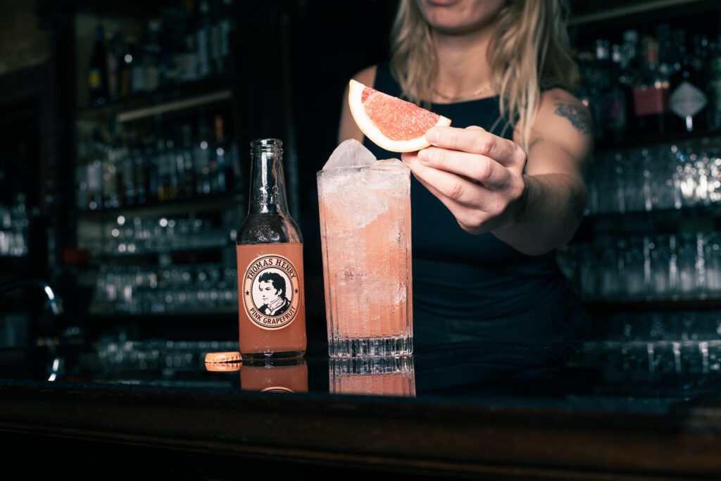 einfacher Cocktails zu hause mixen Pink Paloma auf einer Bar mit Pink Grapefruit