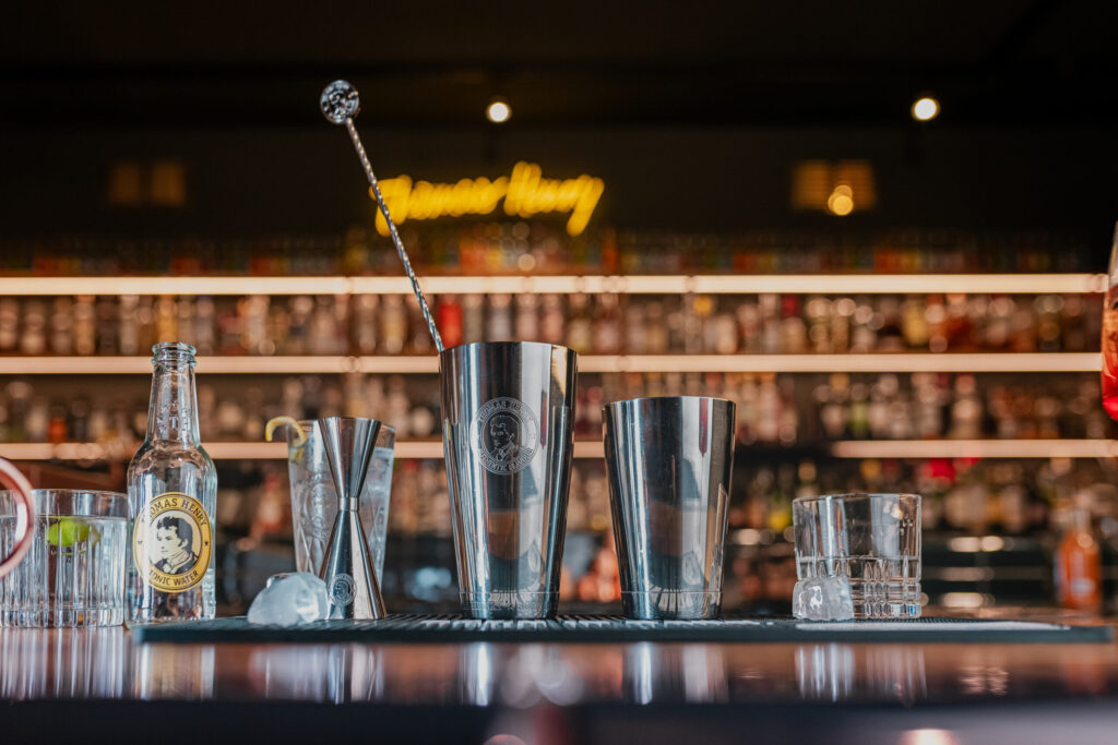 Thomas Henry Cocktail Tools stehen aufgereit auf der Bar