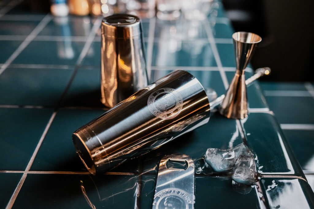 Thomas Henry Cocktail Tools liegen auf einer gefließten Bar