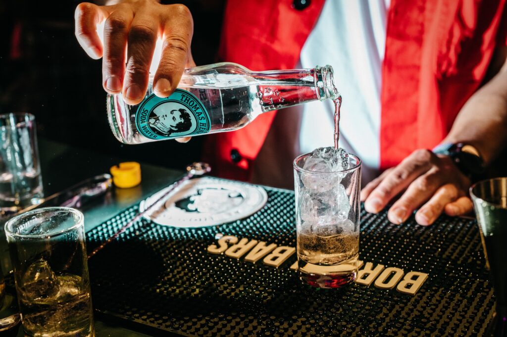 Thomas Henry Sodawasser an einer Bar was ist soda water