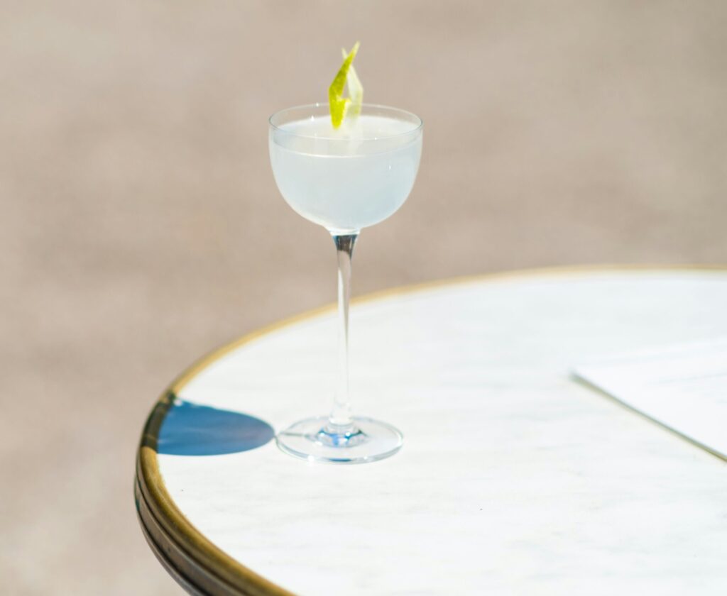 Thomas Henry Cocktails selber mixen mit Daquiri im Sonnenlicht auf einem Bartisch