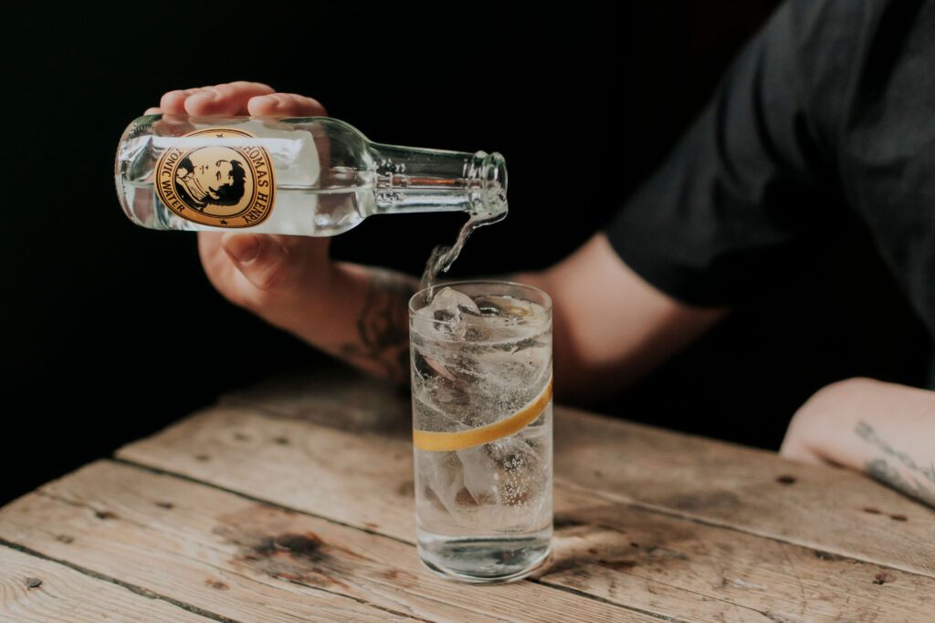 Drinks mit Gin_Gin Rezepte mit Gin Tonic Tonic eingießen