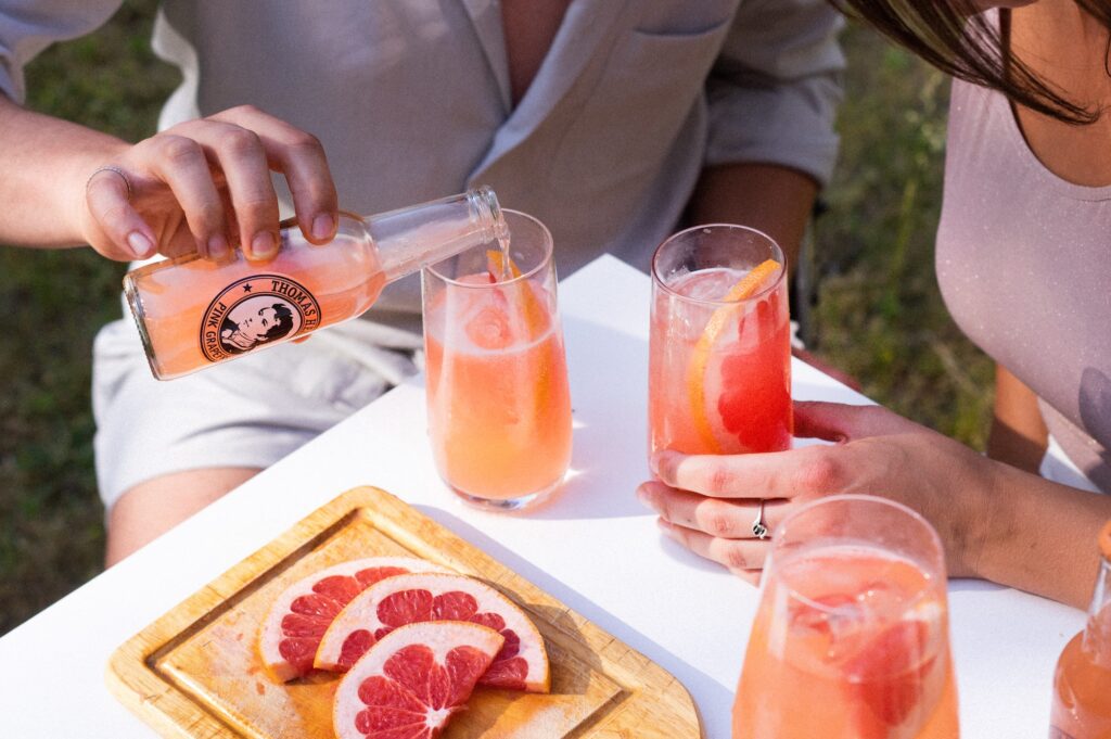 Home Bar ohne Wände. Bar auf Wiese mit frisch servierter Pink Paloma mit Thomas Henry Pink Grapefruit