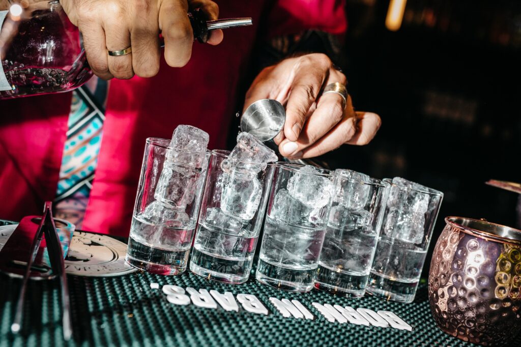 Klare Eiswürfel für in Drinkgläsern